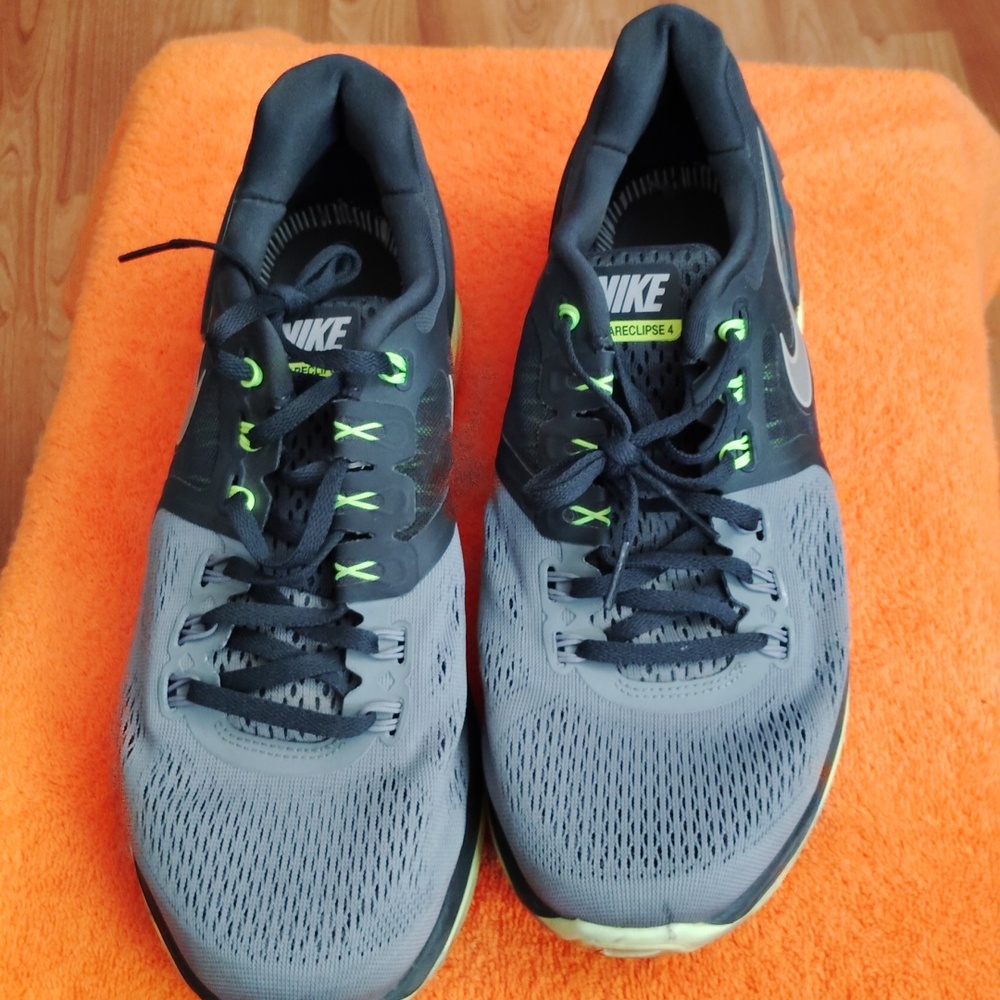 PAIR OF NIKE LUNAECLIPSE 4